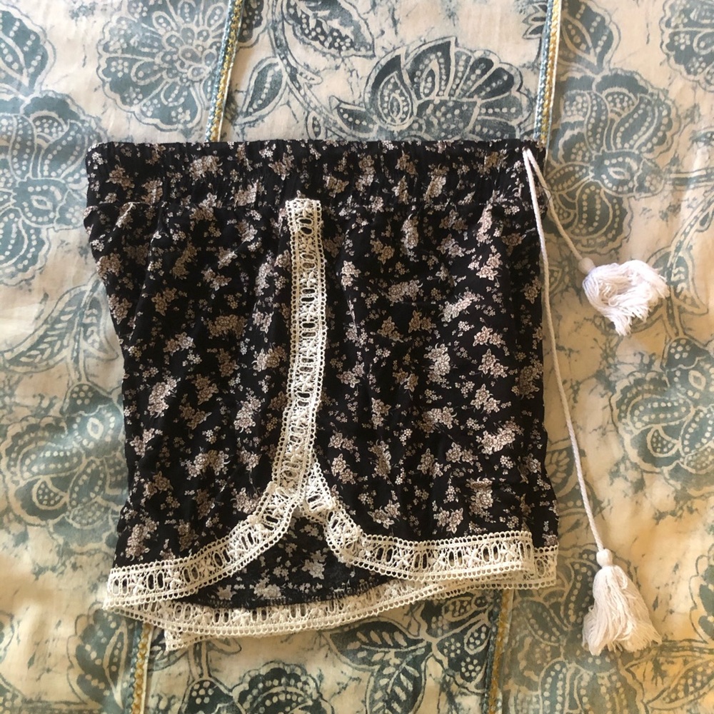 Floral Drawstring Shorts 🖤 - Picture 4 of 8